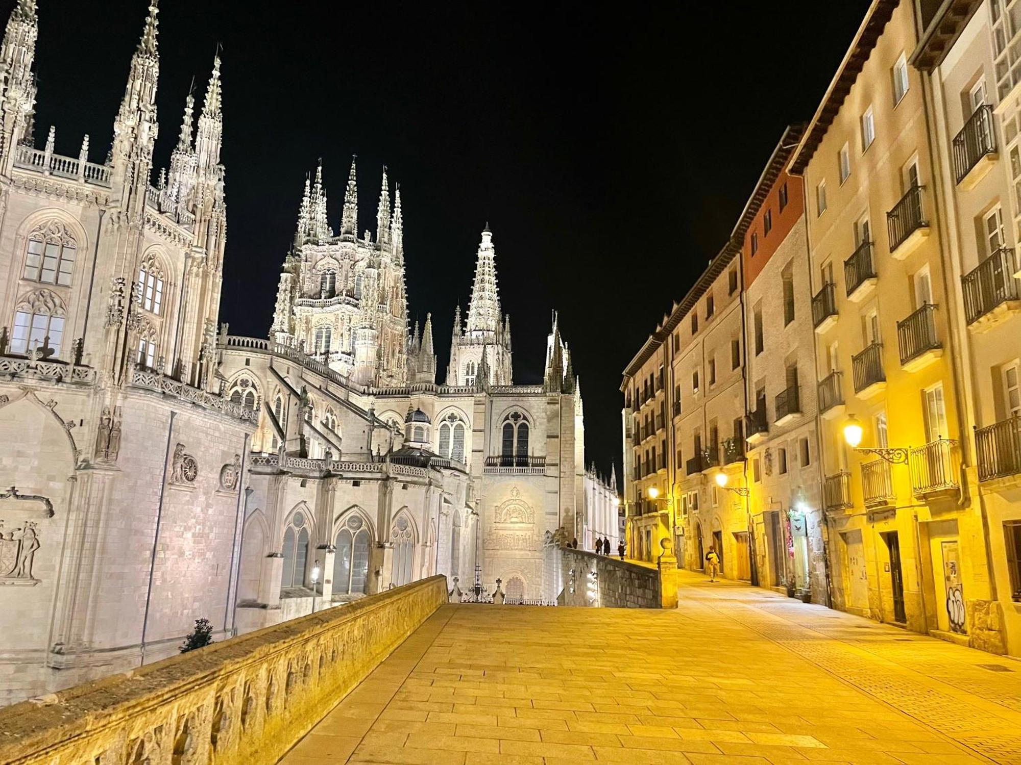 Tocando La Catedral Burgos Exterior foto